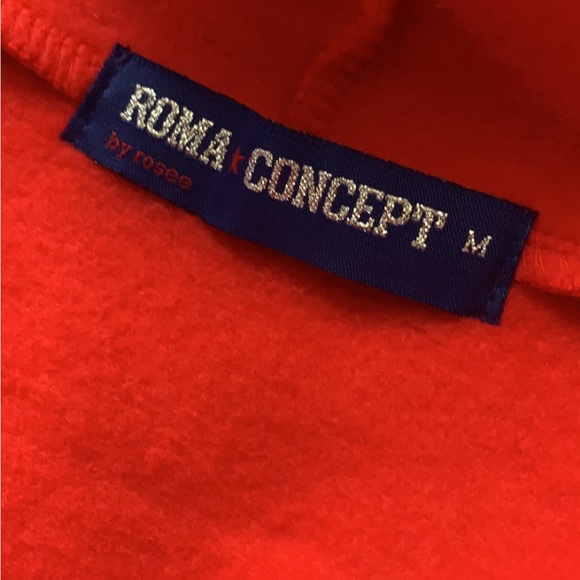 Red cropped sweatshirt with thumb holes - Picture 3 of 3